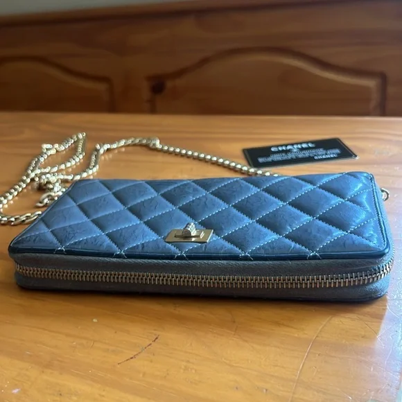 CHANEL QUILTED ZIPPY WALLET FOR IPHONE PLUS - Picture 11 of 15